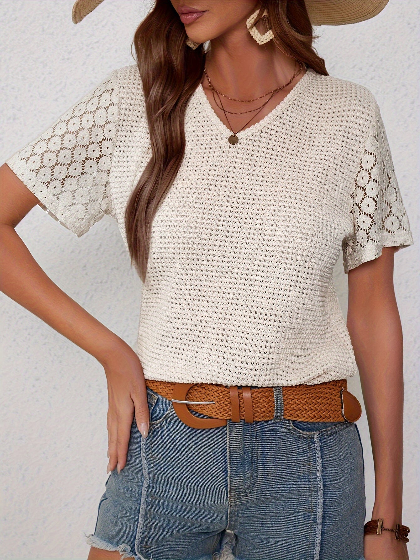 Elegant Dames T-shirt – V-hals, Kantdetails & Korte Mouwen